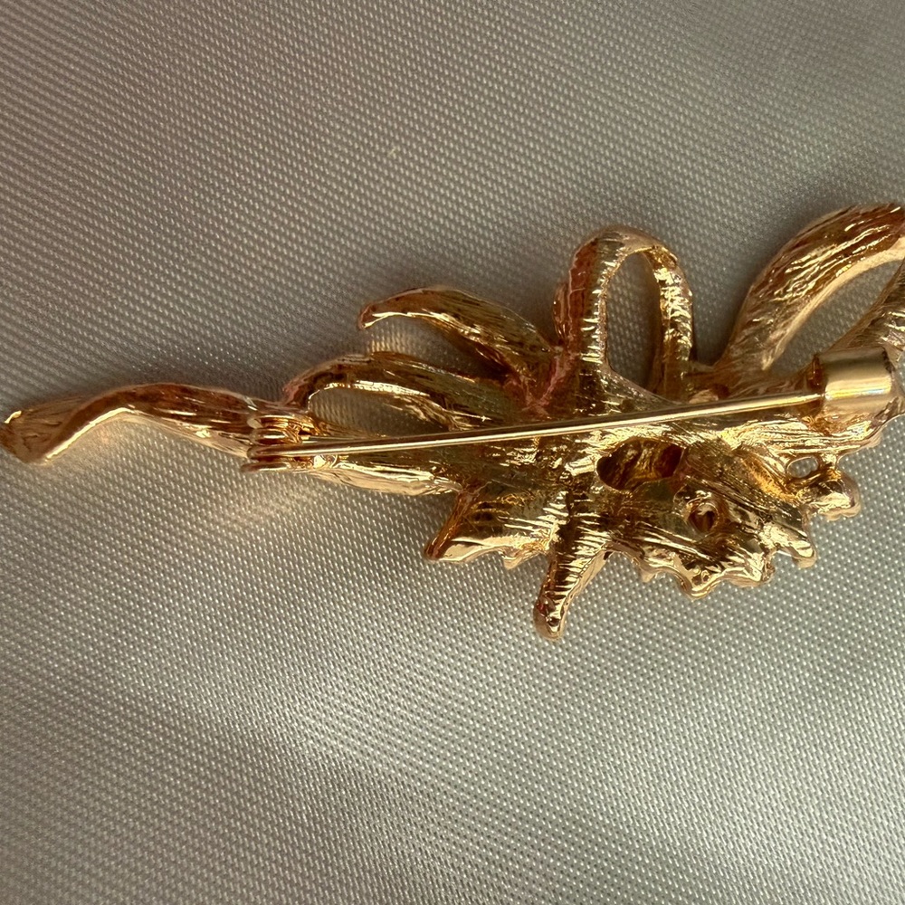 Sparkling Set of Three Crystal Brooches/Pins - Picture 7 of 7